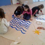 L'Eulàlia, la Mia, la Candela i la Gimena pintant el logotip de l'Escola Vila Olímpica i altres decoracions (22 feb'14)