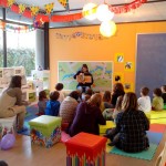 La Gina explicant-nos contes d'amics que s'abracen molt fort i canvien de color, oooohhhhh !!!